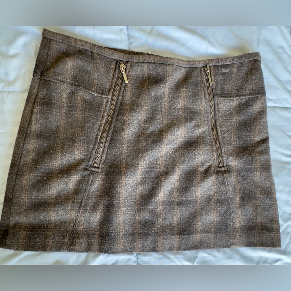 KENAR petite size 6p wool blend miniskirt with zipper‎ accents. Fully lined